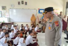 Kapolres Serang, AKBP Condro Sasongko kunjungi SDN Sadah. Foto: Yono
