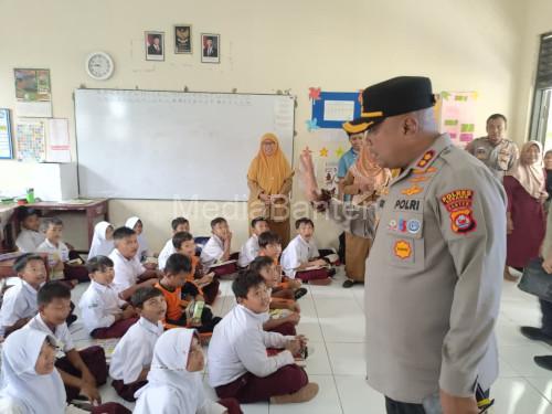Kapolres Serang, AKBP Condro Sasongko kunjungi SDN Sadah. Foto: Yono