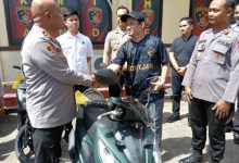 Kapolres Serang, AKBP Condro Sasongko menyerahkan motor ke pemilinya setelah menjadi korban pencurian. Foto: Yono