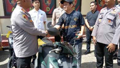 Kapolres Serang, AKBP Condro Sasongko menyerahkan motor ke pemilinya setelah menjadi korban pencurian. Foto: Yono