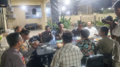Ketua dan pengurus serikat buruh datangi rumah dinas Kapolres Serang. Foto: Yono