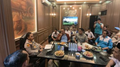 Kapolres Serang, AKBP Andri Kurniawan bersama penurus serikat buruh. Foto Yono