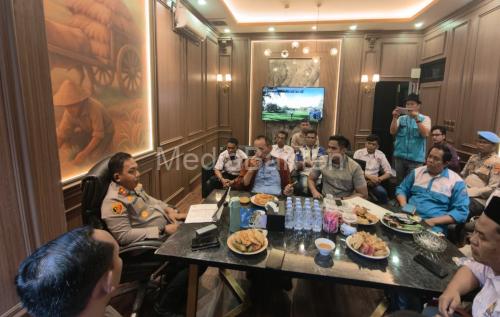Kapolres Serang, AKBP Andri Kurniawan bersama penurus serikat buruh. Foto Yono