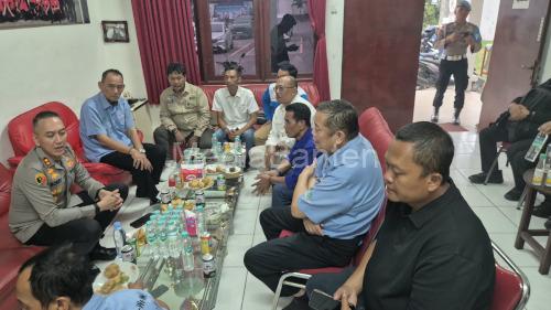 Kapolres Serang, AKBP Moehamad Probandono Bobby Danuardi berkunjung ke serikat pekerja. Foto Yono