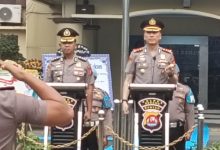Upacara parade farewall dari Kapolres yang lama, AKBP Andri Kurniawan ke Kapolres yang baru, AKBP Moehamad Probandono Bobby Danuardi. Foto Yono