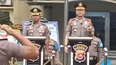 Upacara parade farewall dari Kapolres yang lama, AKBP Andri Kurniawan ke Kapolres yang baru, AKBP Moehamad Probandono Bobby Danuardi. Foto Yono