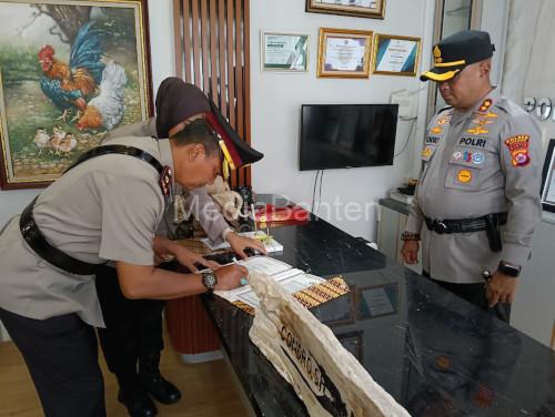 Kapolres Serang, AKBP Condro Sasongko memimpin sertijak Kapolsek Kragilan dan Cikeusal. foto: Yono