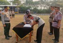 Kapolres Serang, AKBP Andri Kurniawan memimpin sertijab sejumlah pejabat utama dan kapolsek. Foto Yono