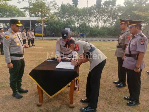 Kapolres Serang, AKBP Andri Kurniawan memimpin sertijab sejumlah pejabat utama dan kapolsek. Foto Yono