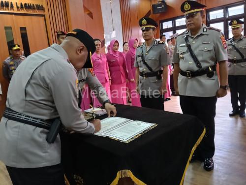 Kapolres Serang, AKBP Condro Sasongko memimpin sertijab Wakapolres, Kasat dan sejumlah Kapolsek. Foto: Yono