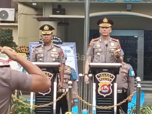 Upacara parade farewall dari Kapolres yang lama, AKBP Andri Kurniawan ke Kapolres yang baru, AKBP Moehamad Probandono Bobby Danuardi. Foto Yono