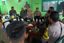 Kapolres Serang, AKBP Condro Sasongko ngariung iman ngariung aman bersama personel TNI. Foto: Yono