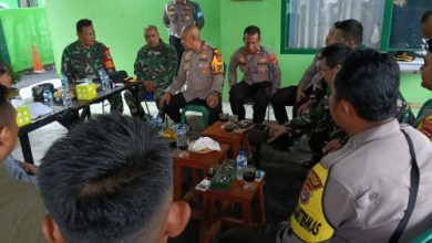 Kapolres Serang, AKBP Condro Sasongko ngariung iman ngariung aman bersama personel TNI. Foto: Yono