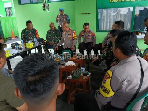 Kapolres Serang, AKBP Condro Sasongko ngariung iman ngariung aman bersama personel TNI. Foto: Yono