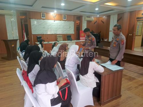 Kapolres Serang, AKBP Condro Sasongko sosialisasikan SPMB SMA Kemala Turana Bhayangkara. Foto Yono