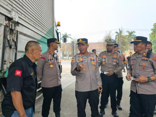 Kapolres Serang, AKBP Andri Kurniawan cek stok BBM di SPBU. Foto Yono