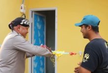 Kapolres Serang, AKBP Condro Sasongko serahkan sumur bor. Foto: Yono