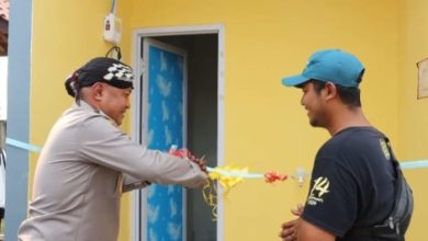 Kapolres Serang, AKBP Condro Sasongko serahkan sumur bor. Foto: Yono