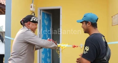 Kapolres Serang, AKBP Condro Sasongko serahkan sumur bor. Foto: Yono
