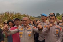 Kapolres Serang, AKBP Condro Sasongko bersama petani. Foto: Yono