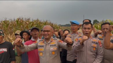 Kapolres Serang, AKBP Condro Sasongko bersama petani. Foto: Yono