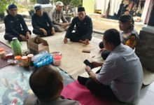 Kapolres Serang, AKBP Condro Sasongko bertakziah ke almarhum anggota Linmas TPS 08 PSU Pilkada Kab Serang. Foto: Yono