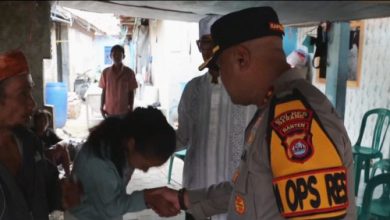 Kapolres Serang, AKBP Condro Sasongko takziah ke keluarga bocah tewas tenggelam di Ciruas. Foto: Yono