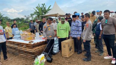 Kapolres Serang, AKBP Condro Sasongko menanam bibit jagung. Foto: Yono