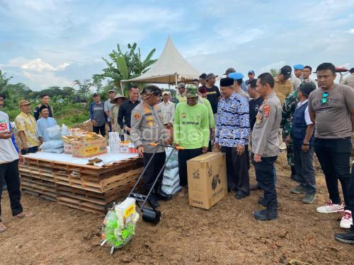Kapolres Serang, AKBP Condro Sasongko menanam bibit jagung. Foto: Yono