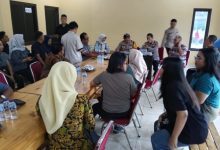 Kapolres Serang, AKBP Condro Sasongko memediasi tenaga medis dengan owner FMU Clinik. Foto: Yono