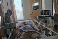 Kapolres Serang, AKBP Condro Sasongko menengok personel Polsek Tirtayasa yang sakit. Foto: Yono