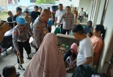 Kapolres Serang, AKBP Condro Sasongko kembali kunjungi warga terdapak radiasi Cesium. foto: Yono
