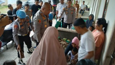 Kapolres Serang, AKBP Condro Sasongko kembali kunjungi warga terdapak radiasi Cesium. foto: Yono