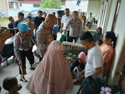 Kapolres Serang, AKBP Condro Sasongko kembali kunjungi warga terdapak radiasi Cesium. foto: Yono