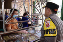 Kapolres Serang, AKBP Yudha Satria berbincang dengan pemilik toko emas. Foto: Yono