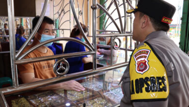 Kapolres Serang, AKBP Yudha Satria berbincang dengan pemilik toko emas. Foto: Yono