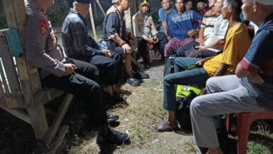 Kapolres Serang, AKBP Condro Sasongko bersama tokoh masyarakt danpemuda Kampung Pasir Nangka. Foto: Yono