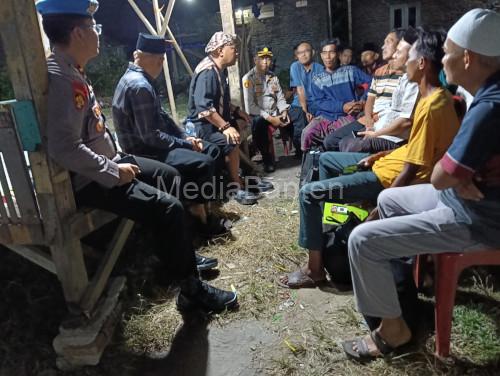 Kapolres Serang, AKBP Condro Sasongko bersama tokoh masyarakt danpemuda Kampung Pasir Nangka. Foto: Yono