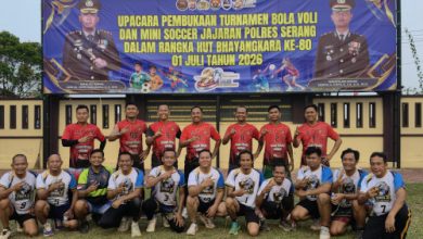 Tim Staf dan Pimpinan Polres Serang dalam Tournamen Bola Voli Putra. foto Yono