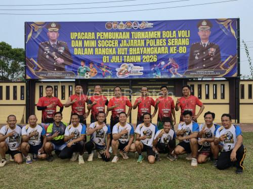 Tim Staf dan Pimpinan Polres Serang dalam Tournamen Bola Voli Putra. foto Yono