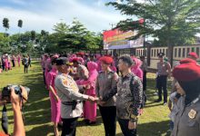 Kapolres Serang, AKBP Condro Sasongko mengucapkan selamat atas kenaikan pangkat. Foto: Yono