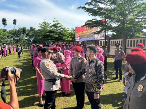 Kapolres Serang, AKBP Condro Sasongko mengucapkan selamat atas kenaikan pangkat. Foto: Yono