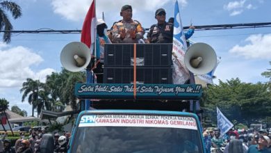 Kapolres Serang, AKBP Condro Sasongko memimpin langsung pengamanan demo buruh ASPSB. Foto Yono