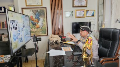 Kapolres Serang, AKBP Condro Sasongko lakukan teleconference. Foto Yono