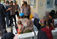 Kapolres Serang, AKBP Condro Sasongko bersama warga dari zona merah radiasi cesium. foto: Yono