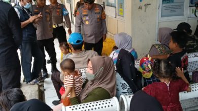 Kapolres Serang, AKBP Condro Sasongko bersama warga dari zona merah radiasi cesium. foto: Yono