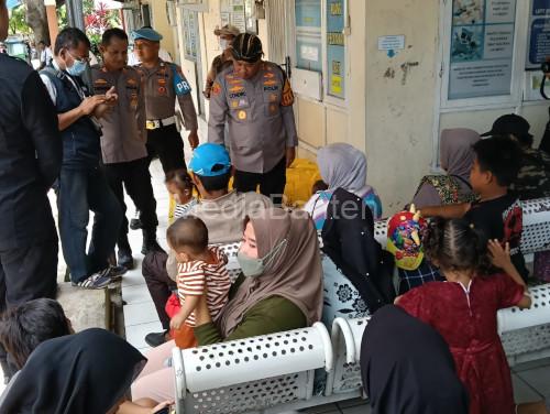 Kapolres Serang, AKBP Condro Sasongko bersama warga dari zona merah radiasi cesium. foto: Yono