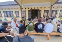 Kapolres Serang, AKBP Condro Sasongko ngaring bersama wartawan media online. Foto Yono