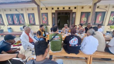 Kapolres Serang, AKBP Condro Sasongko ngaring bersama wartawan media online. Foto Yono