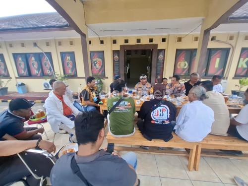 Kapolres Serang, AKBP Condro Sasongko ngaring bersama wartawan media online. Foto Yono